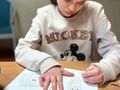 11. Uczennica koloruje obrazek z zestawu kratywnego 