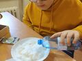 6. Uczeń nalewa wody na watę przygotowana pod rzeżuchę 