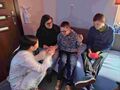 nauczyciel wita się z dziećmi w klasie