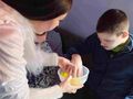 uczeń bawi się wodą w misce