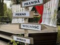 Drogowskaz z hasłami prawda piękno wolność dobro szacunek
