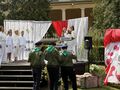 Harcerze przyczepiają patriotyczne hasła do drogowskazu