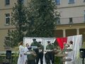 Harcerze schodząc ze sceny prezentują patriotyczne hasła