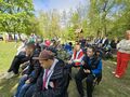 Uczniowie i nauczyciele na boisku szkolnym oglądają występ