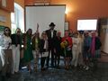 Nauczyciele ośrodka wraz z Dyrekcją ustawieni w szeregu uśmiechają się