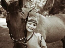 Dustin wcielił się w rolę Indianina pozując do zdjęć z Hejnałem, chłopiec przytula się do końskiego łba
