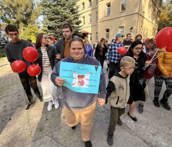 uczennica na boisku prezentuje plakat przeciw przemocy